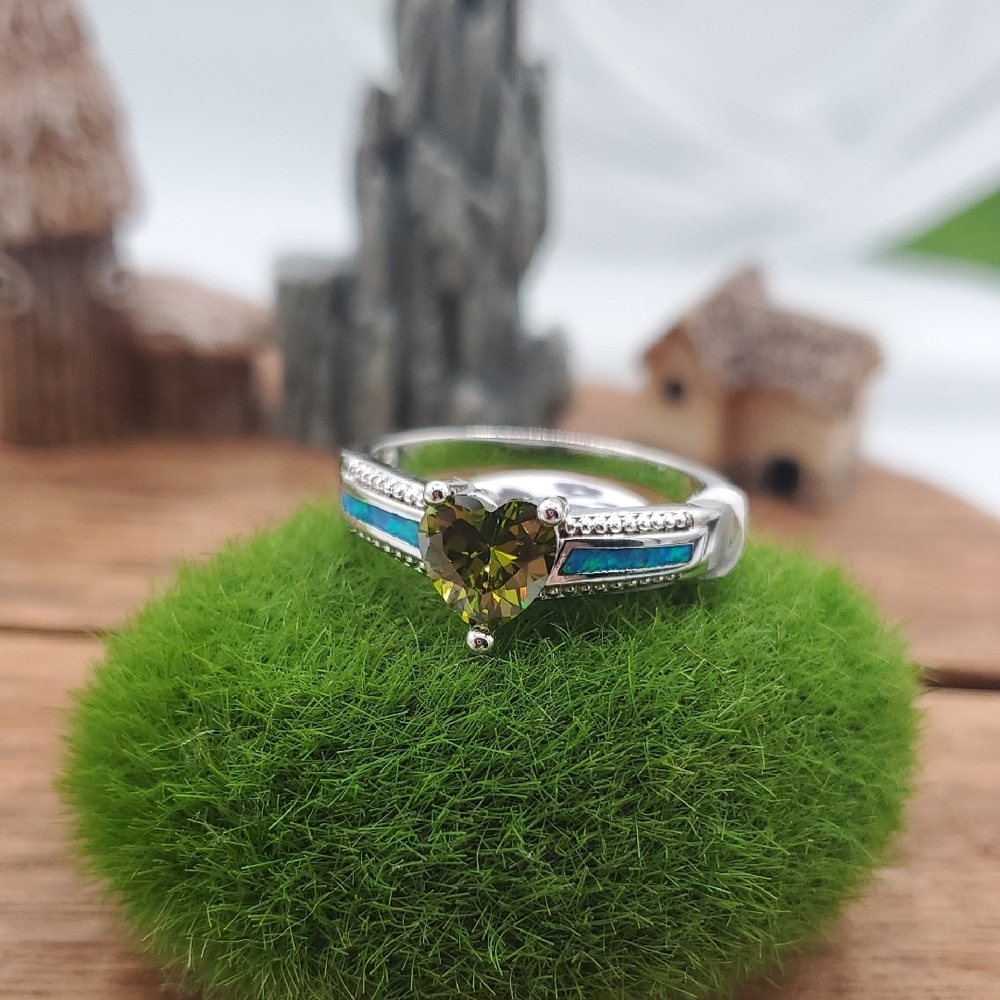 Peridot Gemstone Size 9 Sterling Silver R809 Ring 925